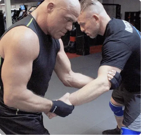 Wrestlers wearing GRAPPZ finger protection